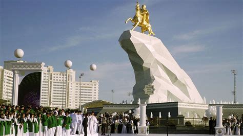 Au Turkménistan Une Statue Géante En Or Représentant Le Président Est Inaugurée