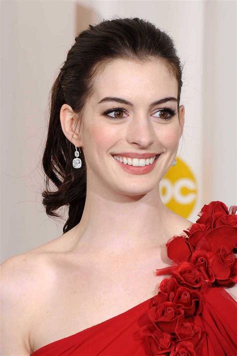Anne Hathaway Look Book In 2020 Anne Hathaway Hair Styles Glamour Uk