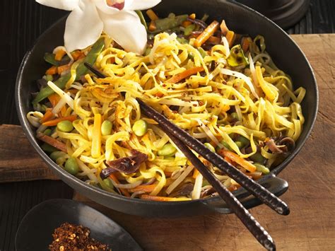 Nudel Gemüse Pfanne auf asiatische Art Rezept EAT SMARTER