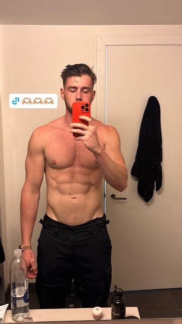 Hollyoaks Off The Charts Harry Jowsey Shirtless On Insta Story