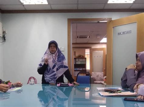 Presentation of prizes to jury panel. Galeri - Koperasi Bimbingan Insan Pahang Berhad (KOBI)