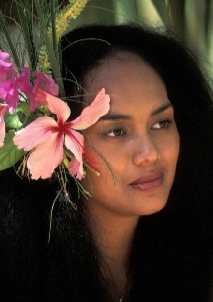 Black haired beauty Tahiti Vahiné tahiti Art polynésienne