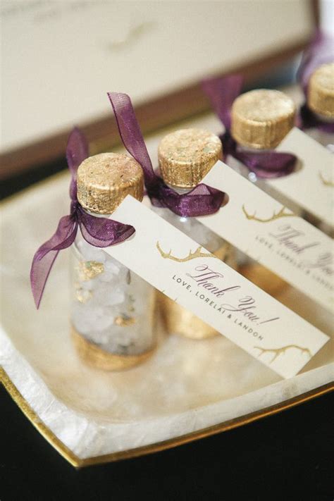 A distinctive wedding favour for that special day! 35 Brilliant Ideas for Winter Wedding Favors - Sortra