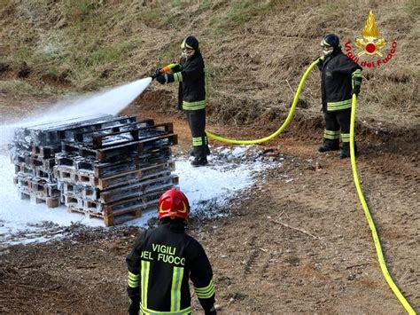 Nuovi Prodotti Per Spegnere Gli Incendi Esercitazione Per I Vigili Del