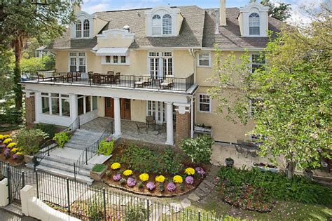 Mansion In The Garden District Has Terrace And Central Heating