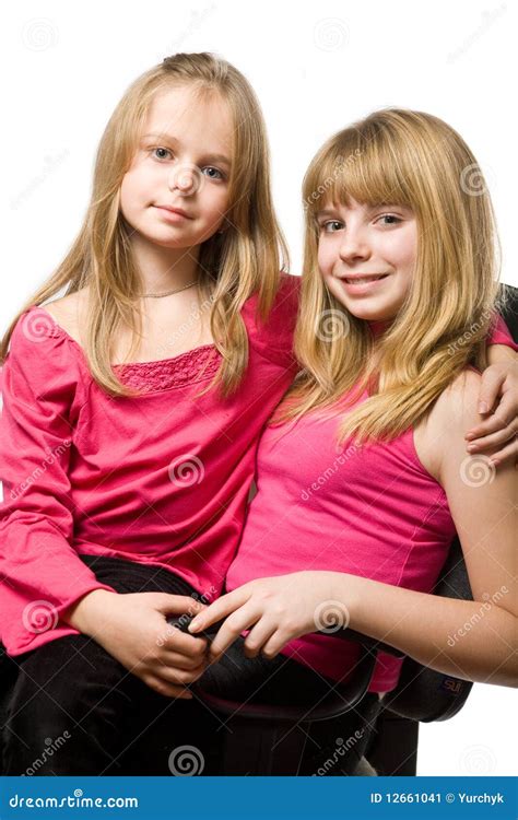 Portrait Mit Zwei Kleinen Schwestern Stockbild Bild Von Nett Recht