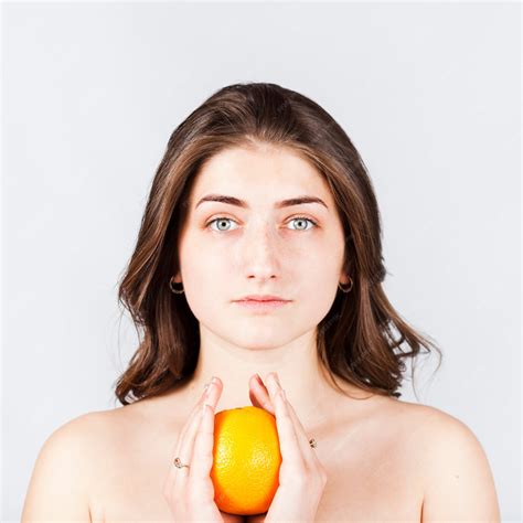 Retrato De Mujer Desnuda Con Naranja Foto Gratis