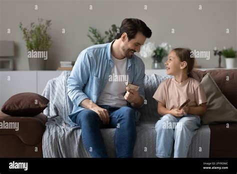 El Padre Y La Hija Caucásicos Sonrientes Juegan Juntos En Casa
