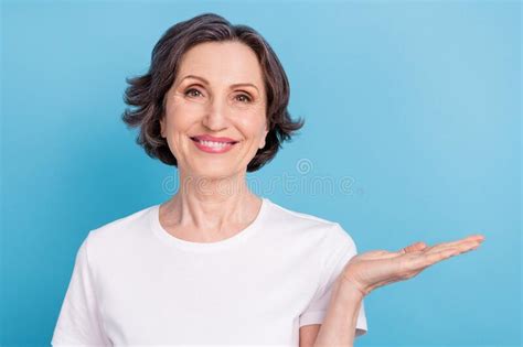Photo Portrait Woman Keeping Blank Space On Palm Smiling Isolated
