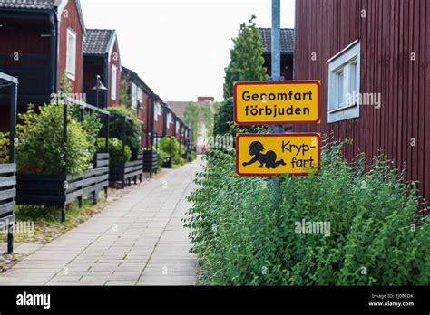 Lustiges Verkehrszeichen Schweden Fotos Und Bildmaterial In Hoher Auflösung Alamy