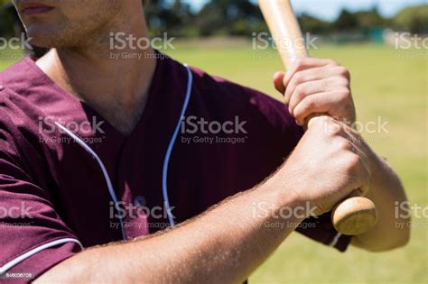 Bagian Tengah Pemain Memegang Tongkat Bisbol Foto Stok Unduh Gambar
