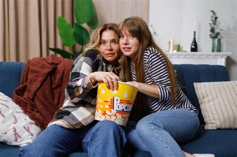 Madre E Hija Viendo Películas De Miedo Y Comiendo Palomitas De Maíz