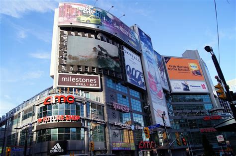 Dundas square is one of my least favourite parts of the city. Mashed Thoughts: Dundas Square - Toronto, ON