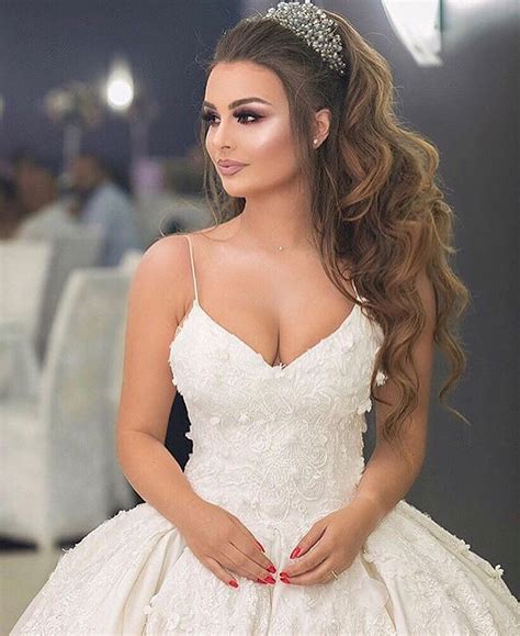 Traditionell wird ein weißes brautkleid getragen, was der zukünftige bräutigam erst bei der hochzeit zu sehen bekommt. Pin von albanische prinzess auf Make up braut | Kleid ...