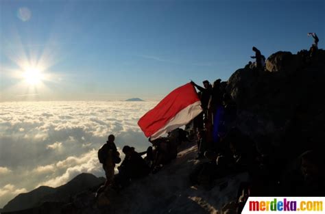 foto ekstremnya upacara bendera  agustus  gunung