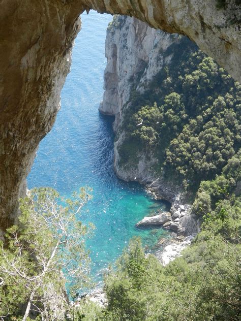 The small italian island of capri is 5 km from the mainland in the bay of naples, a celebrated beauty spot and coastal resort since the days of the roman republic until now. Goderiando: Ilha de Capri - Itália