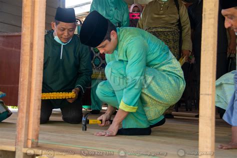 Maybe you would like to learn more about one of these? KDYMM PEMANGKU RAJA PAHANG ZIARAH ASNAF - Majlis Ugama ...