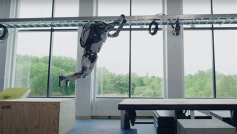 Vidéo Boston Dynamics Dévoile Les Impressionnantes Capacités De Son Robot Atlas Cnews