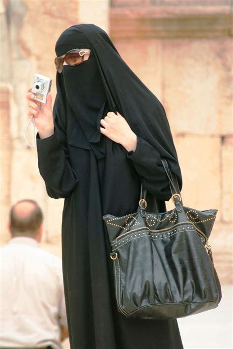 Niqabi In Overhead Abaya With Sunglasses Niqab Fashion Niqab Arab Girls Hijab