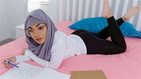 Video Hijab Hookup Sexy Muslim Babe With Hijab Twerks Her Big Round Booty For Lucky Stud Pov