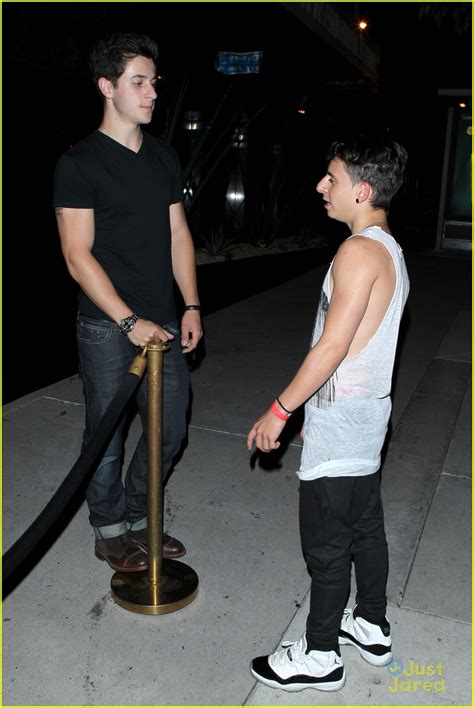 david henrie supports the l a kings photo 565072 photo gallery just jared jr