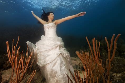 Brides Literally Take The Plunge For Stunning Underwater Portraits