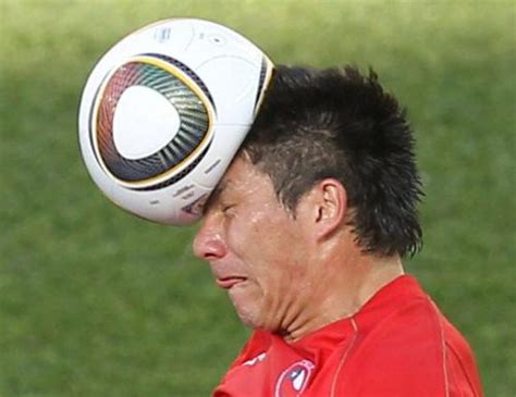 Vor allem die inneren schamlippen waren geschwollen. Wie sieht unser Kopf bei einem Kopfball von innen aus ...