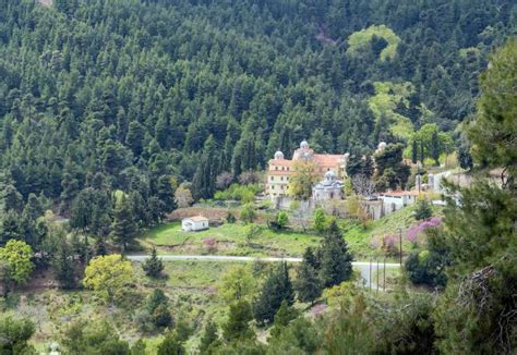 Στην ιερά μονή οσίου δαυίδ του εν ευβοία χοροστάτησε σήμερα, 17/6/2021, στην θεία λειτουργία, ο σεβασμιώτατος μητροπολίτης αιτωλίας και Ἱερά μονή Ὁσίου Δαυίδ Γέροντος Εὐβοίας