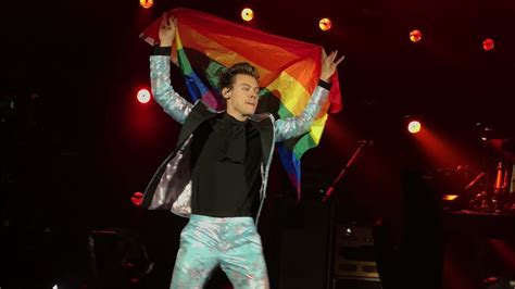 Harry Styles Carries Pride Flag At Concert In London 2017 Youtube