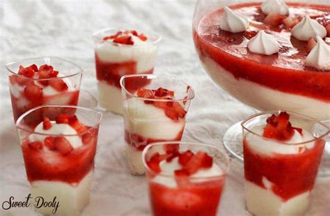 מעבדים בפולסים במעבד מזון קמח, סוכר, חמאה, מלח וגרידת לימון, עד שהחמאה נקצצת לכדורים קטנים בגודל אפונה. קינוח בכוסות מוס גבינה עם תותים קינוחי כוסות קינוחים ...