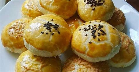 Tambahkan telur satu per satu sambil dikocok rata. Resep dan cara membuat Kue Kering PIA COKLAT & KEJU - Racikanbumbu.com