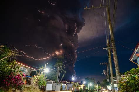 Volcanic Eruption In Philippines Causes Thousands To Flee Sdpb Radio