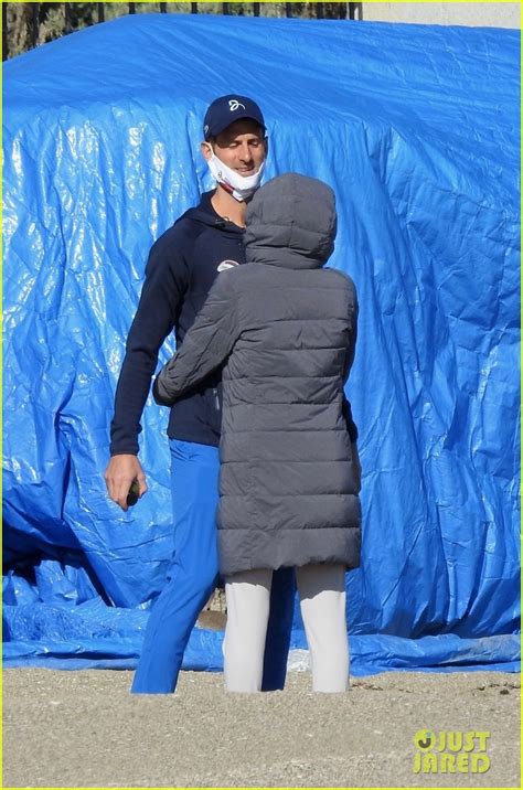 Energiju i pozitivne vibracije na ovogodišnjem rolan garosu daje mu supruga jelena đoković, koju je kamera u toku meča uhvatila sa gomilom slatkiša, odnosno čokoladica. Tennis Star Novak Djokovic Packs on PDA with Wife Jelena ...