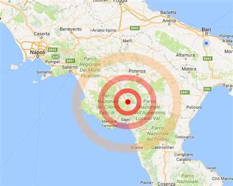 Il terremoto del 26 novembre 1461 di magnitudo 6,5 con epicentro nella zona tra paganica e roio, danneggiò molti edifici in città, già per altro gravati da un terremoto che coinvolse più faglie nella zona centrale del regno di napoli, verificatosi nel 1457, che aveva provocato la rovina di vari edifici a sulmona. ULTIM'ORA --- Terremoto chiaramente avvertito in diverse ...