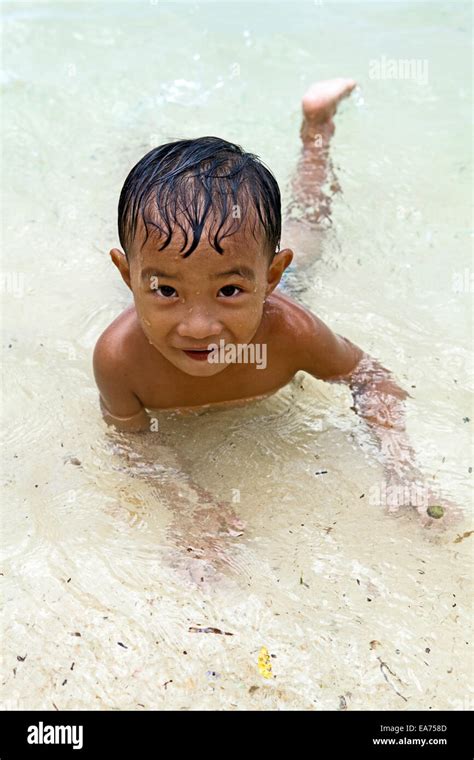 Ein Filipino Junge Etwa Drei Jahre Alt Spielt In Das Seichte Wasser Am