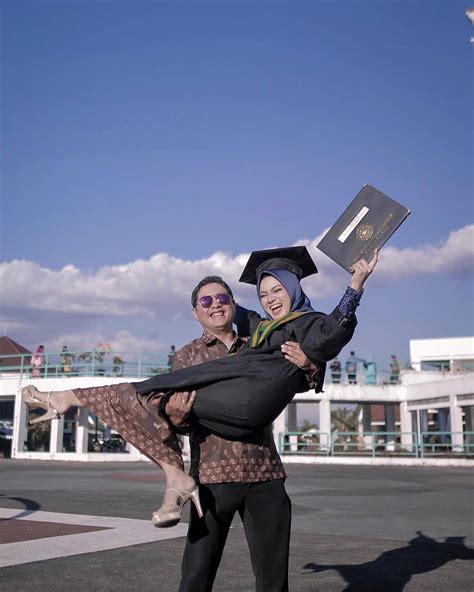 11 Pose Wisuda Unik Minim Persiapan Berkesan Dan Nggak Perlu Sewa