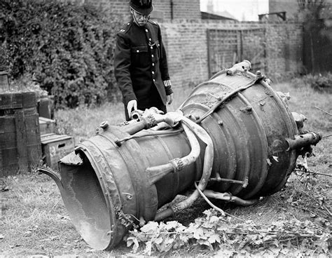 V2 로켓의 폭발로 집을 잃고 고아가 된 런던 어린이들 Ww2 German V2 Rocket Explosion London An