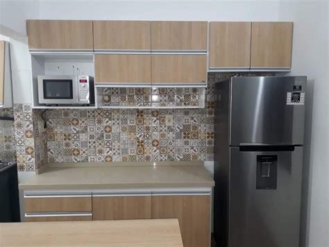 La cocina debe ser diseñada para funcionar de manera eficiente, operativa y ergonómica. Equipamiento Para Cocina Con Barra Y Mueble Sobre Heladera ...