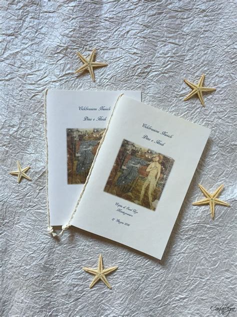 Siamo arrivati al momento della celebrazione in cui il sacerdote si reca all'altare per ricevere il calice e gli altri doni e noi ci mettiamo seduti perché è un momento di preparazione. Libretto per messa degli sposi con copertina anticata a mano e cord... | su MissHobby