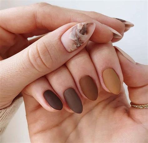 Diseños de uñas en tonos de otoño ideales para mantener un estilo simple