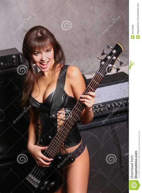 Rondborstig Meisje Met Gitaar Stock Foto Afbeelding Bestaande Uit Instrument Gezicht 37112568
