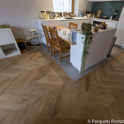 Le cachet naturel de ce sol en bois apporte ainsi style et caractère à nos intérieurs, sans se démoder pour autant. Parquet chêne contrecollé Point de Hongrie