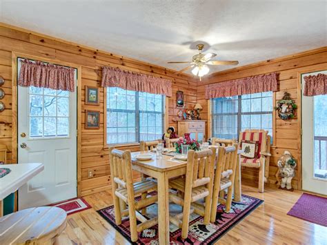High mountain mist sleeps nine guests with three king beds, twin/twin bunk bed, futon and three bathrooms. Mountain Mist Cabin in Sevierville w/ 2 BR (Sleeps6)