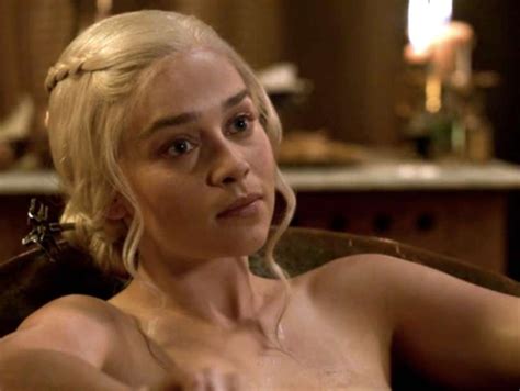 Emilia Clarke Daenerys Targaryen Nuda Ne Il Trono Di Spade 1 Dago