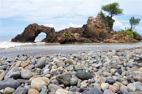 Pantai Karang Bolong Tanggamus Satu Keindahan Pesisir Teluk Semaka