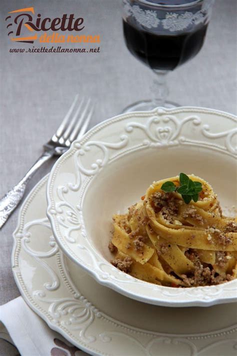 Abbiamo già detto che l'origine degli spaghetti con polpette è sicuramente da cercare nei ricettari della cucina regionale italiana. Pappardelle al ragù bianco di agnello | Ricette della Nonna