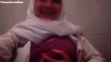 Abg Hijab Pamer Toge Di Kamar Mandi Sekolah Eporner