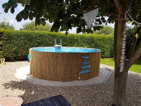 Schwimmbad milchborntal schwimmbad lübbecke schwimmbad meißen schwimmbad intex pool verkleiden in 2020 schwimmbader hinterhof gartenpools pool dekor. Frame Pool mit Bambusmatten verkleiden, geht einfach und ...