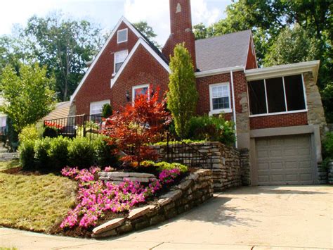 Simple, easy & cheap landscaping ideas for front yards and backyards. Front Yard Landscaping Ideas | DIY Landscaping | Landscape Design & Ideas, Plants, Lawn Care | DIY