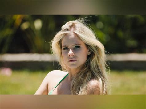 Avril Lavigne Shocks Netizens In Green Bikini Gma Entertainment